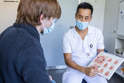 Silke Hasenclever Die Hals-Nasen-Ohren-Ärztin spricht mit einem jungen Patienten